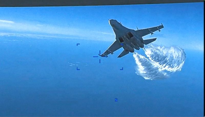 &copy; Reuters. Un caza ruso Su-27 vierte combustible mientras vuela sobre un avión no tripulado MQ-9 de inteligencia, vigilancia y reconocimiento de la Fuerza Aérea de EEUU sobre el mar Negro, el 14 de marzo de 2023 en esta imagen fija tomada de un vídeo distribuido.