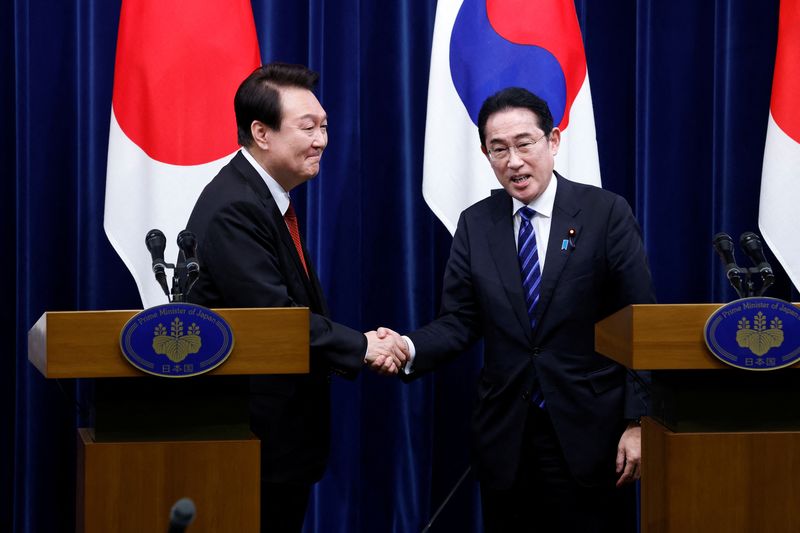 © Reuters. South Korea's President Yoon Suk Yeol and Japan's Prime Minister Fumio Kishida shake hands at a joint news conference at the prime minister's official residence in Tokyo, Japan March 16, 2023. Kiyoshi Ota/Pool via REUTERS