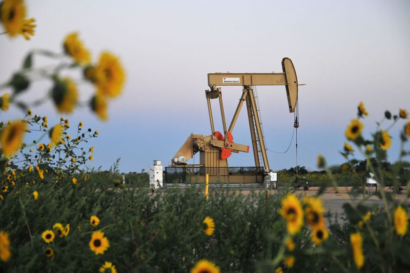 &copy; Reuters. FOTO DE ARCHIVO: Un balancín petrolero opera en un pozo arrendado por Devon Energy Production Company cerca de Guthrie, Oklahoma