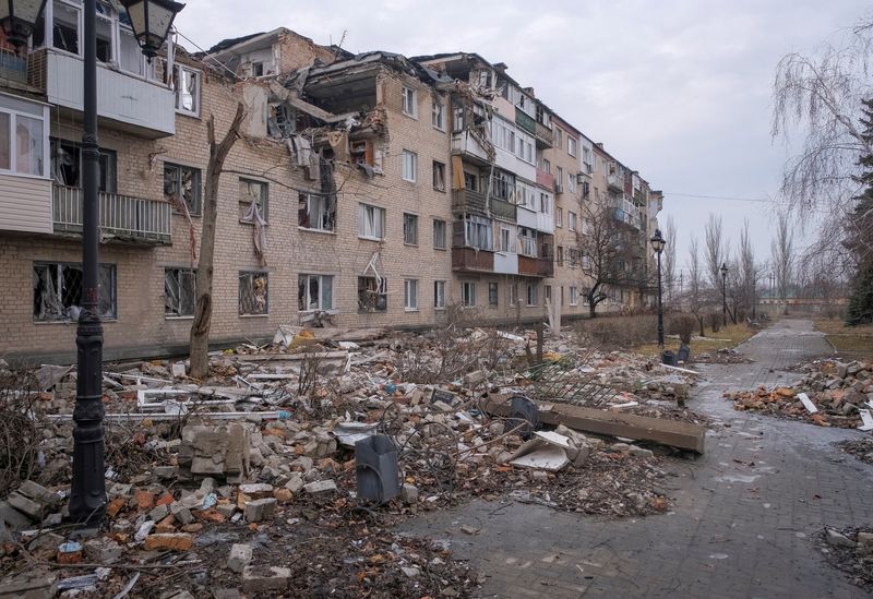 © Reuters. FILE PHOTO: A general view shows a building damaged by a Russian military strike, amid their attack on Ukraine, in the frontline city of Bakhmut, in Donetsk region, Ukraine February 27, 2023. REUTERS/Alex Babenko/File Photo