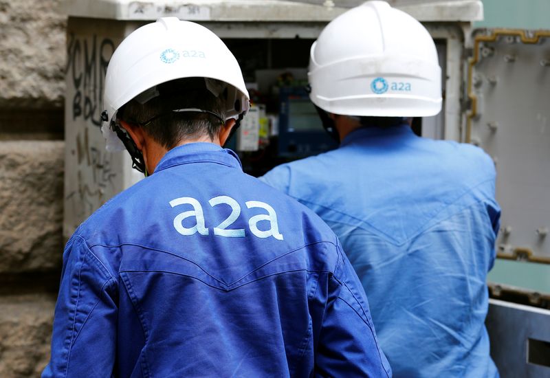 &copy; Reuters. Il logo A2A sui caschi di due operai a Milano. REUTERS/Stefano Rellandini