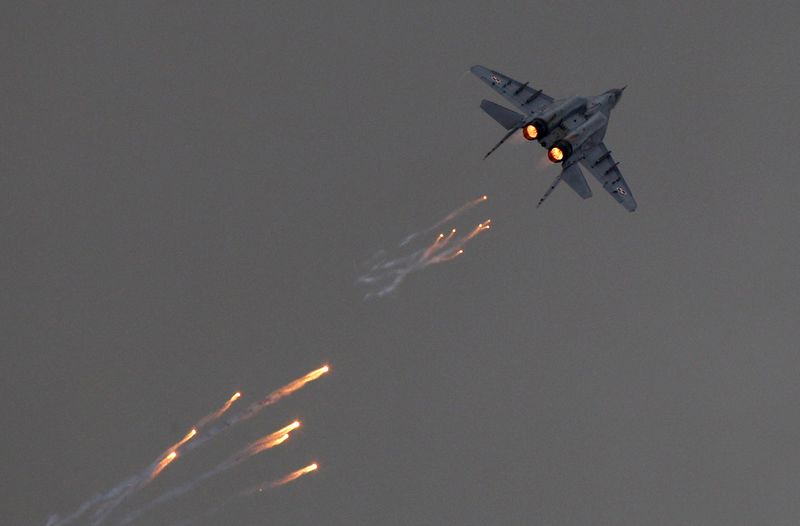 &copy; Reuters. FILE PHOTO: A Polish Air Force MiG-29 aircraft fires flares during a performance at the Radom Air Show at an airport in Radom August 24, 2013. REUTERS/Kacper Pempel