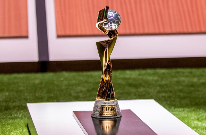 © Reuters. El trofeo de la Copa Mundial Femenina de la FIFA se ve durante el 73º Congreso de la FIFA en el BK Arena de Kigali, Ruanda, el 16 de marzo de 2023. REUTERS/Jean Bizimana