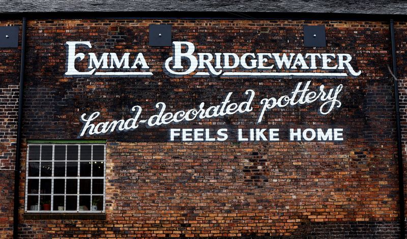 © Reuters. Vista general de la fábrica Emma Bridgewater, donde se produce cerámica para conmemorar la coronación del rey Carlos de Inglaterra, en Hanley, Stoke-on-Trent, Staffordshire, Gran Bretaña, 15 de marzo de 2023. REUTERS/Carl Recine