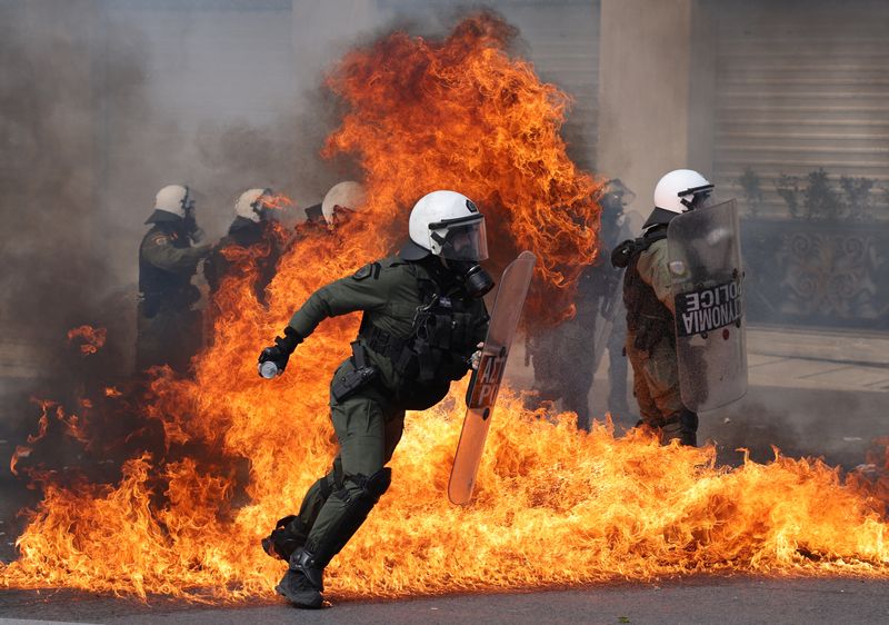 &copy; Reuters. Confronto entre policiais e manifestantes em Atenas
16/03/2023
REUTERS/Stoyan Nenov