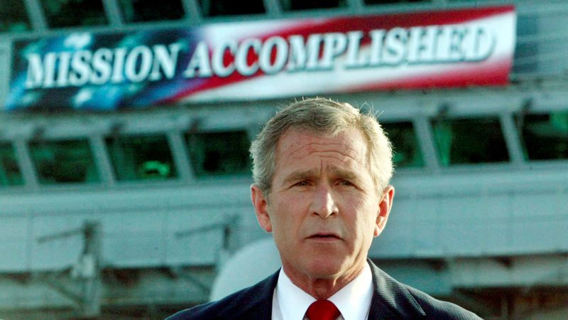 &copy; Reuters. Então presidente dos EUA, George W. Bush, faz pronunciamento em porta-aviões em 2003
REUTERS/Larry Downing