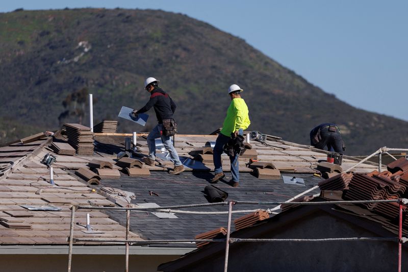 © Reuters. FILE PHOTO: Construction workers tile a roof as a subdivision of homes is built in San Marcos, California, U.S., January 31, 2023. REUTERS/File Photo