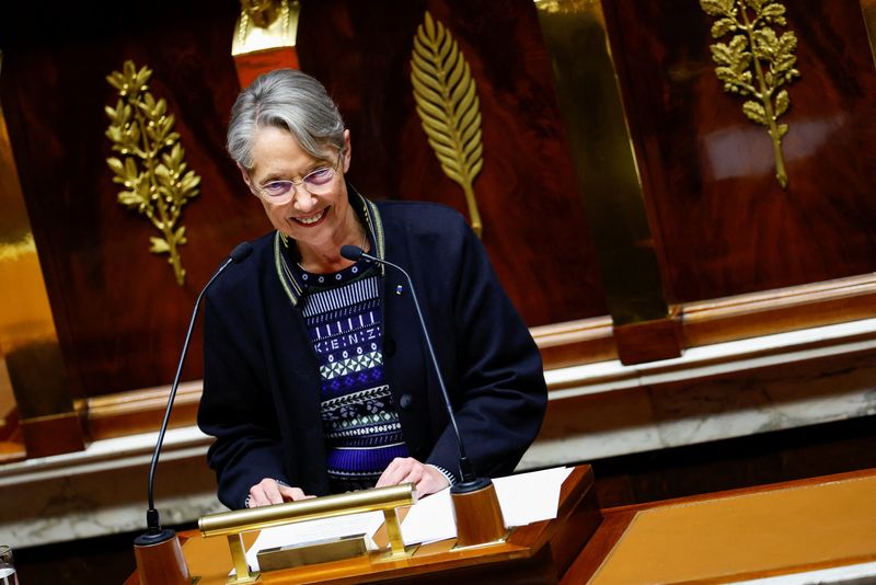 © Reuters. FOTO DE ARCHIVO: La primera ministra francesa, Elisabeth Borne, habla durante un debate sobre el plan de reforma de las pensiones en la Asamblea Nacional en París, Francia, el 17 de febrero de 2023. REUTERS/Sarah Meyssonnier