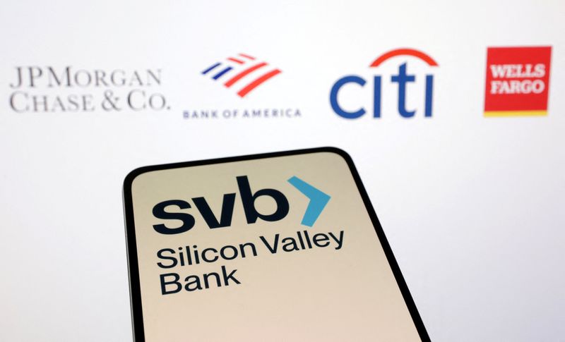 &copy; Reuters. Il logo Silicon Valley Bank, davanti ai logo di JP Morgan, Bank of America, Citibank e Wells Fargo. REUTERS/Dado Ruvic/