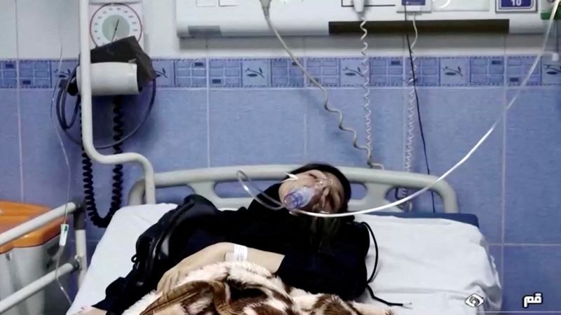 &copy; Reuters. FOTO DE ARCHIVO: Una joven yace en el hospital tras los informes de envenenamiento en un lugar no especificado de Irán en esta imagen fija de vídeo del 2 de marzo de 2023. WANA/Reuters TV vía REUTERS/File Photo