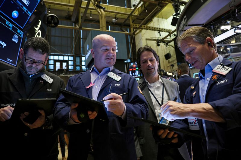 &copy; Reuters. متعاملون خلال التداول في بورصة نيويورك يوم الأربعاء. تصوير: بريندان ماكدرميد - رويترز.
