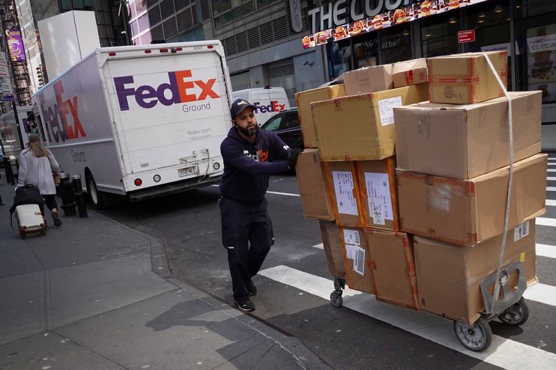 &copy; Reuters. FOTO DE ARCHIVO-Un trabajador de FedEx entrega paquetes en Manhattan, Nueva York, Estados Unidos