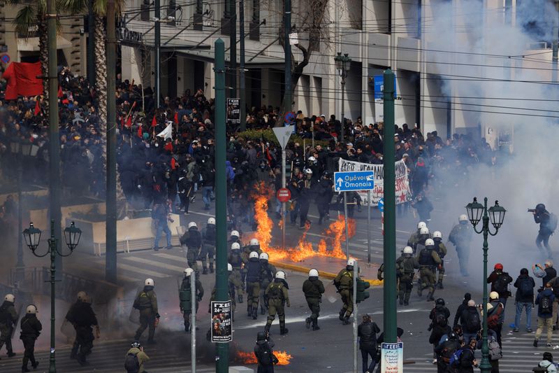 © Reuters. Protesters clash with riot police during a 24-hour nationwide strike over the country's deadliest train disaster last month, Athens, Greece, March 16, 2023. REUTERS/Alkis Konstantinidis