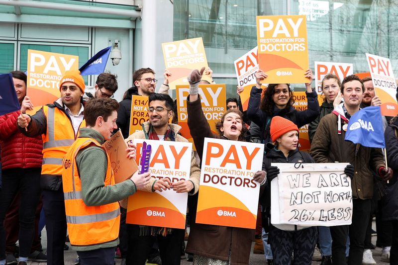 &copy; Reuters. أشخاص يحملون لافتات في مظاهرة للأطباء بسبب خلاف مع الحكومة البريطانية حيال الأجور في لندن يوم 13 مارس آذار 2023. تصوير: ماي جيمس - رويترز.