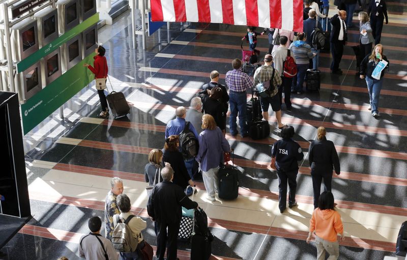 © Reuters. FILE PHOTO: A line of passengers wait to enter the security checkpoint before boarding their aircraft at Reagan National Airport in Washington, April 25, 2013. REUTERS/Larry Downing  