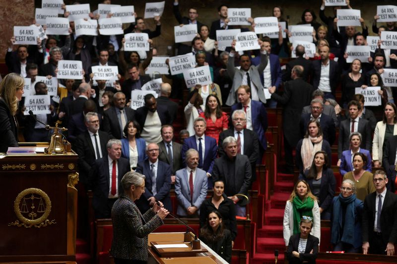 &copy; Reuters. 　フランスのボルヌ首相は３月１６日、退職年齢を２年引き上げて６４歳とする年金制度改革法案について、憲法の規定を用いて採決なしで強制的に採択した。議場では「辞任せよ」という