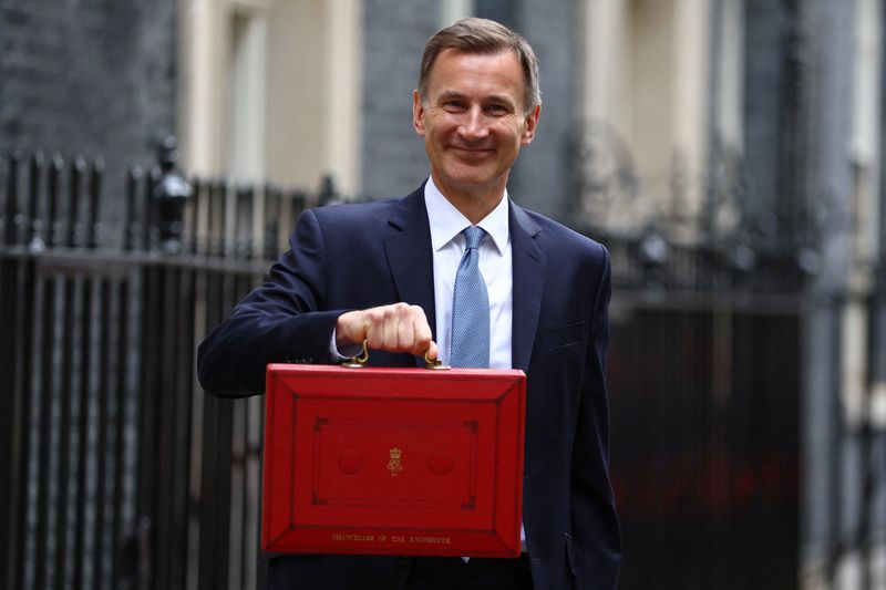 &copy; Reuters. FILE PHOTO: Britain's Chancellor of the Exchequer Jeremy Hunt holds the budget box at Downing Street in London, Britain March 15, 2023. REUTERS/Hannah McKay