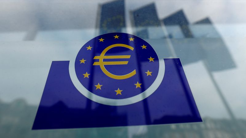 &copy; Reuters. شعار البنك المركزي الأوروبي في فرانكفورت بألمانيا. صورة من أرشيف رويترز 