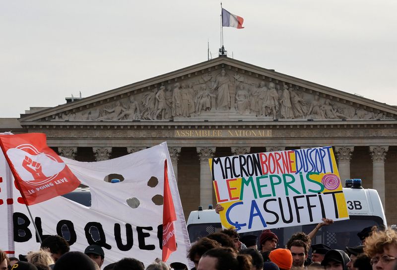 &copy; Reuters. Manifestantes reunidos frente a la Asamblea Nacional francesa en protesta contra la aprobación por decreto de la reforma de las pensiones, en París, Francia, el 16 de marzo de 2023. REUTERS/Pascal Rossignol