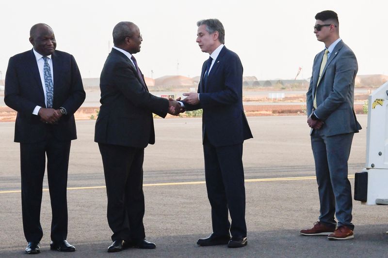 © Reuters. US Secretary of State Antony Blinken shakes hands with Nigerien Foreign Minister Hassoumi Massoudou before departing Niger at the Diori Hamani International Airport in Niamey, Niger, on March 17, 2023. BOUREIMA HAMA/Pool via REUTERS