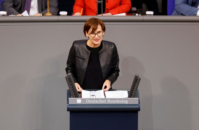 &copy; Reuters. FILE PHOTO: German Minister of Education and Research Bettina Stark-Watzinger delivers a speech during a session at the plenary hall of the German lower house of the Parliament or the Bundestag in Berlin, Germany December 1, 2022. REUTERS/Michele Tantussi