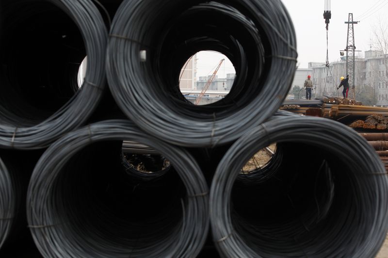 &copy; Reuters. Trabalhadores em mercado de aço em Xangai. REUTERS/Aly Song