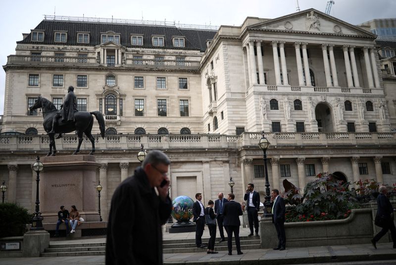 &copy; Reuters. FILE PHOTO: People stand outside the Bank of England in the City of London financial in London, Britain, October 3, 2022. REUTERS/Henry Nicholls