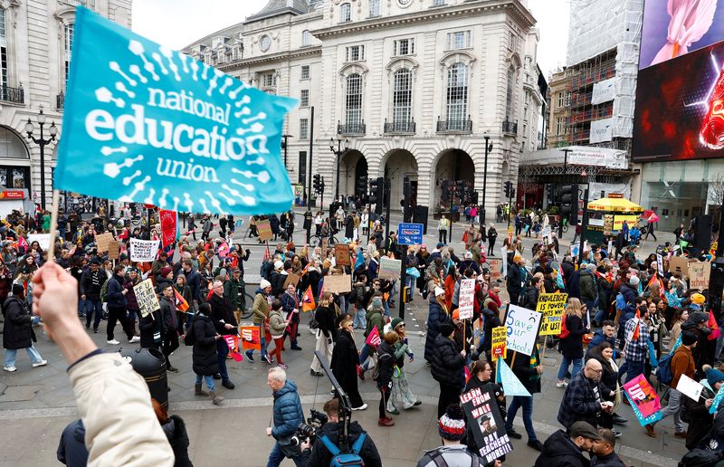 &copy; Reuters. FOTO DE ARCHIVO. Maestros asisten a una marcha durante una huelga en medio de una disputa salarial, en Londres, Inglaterra