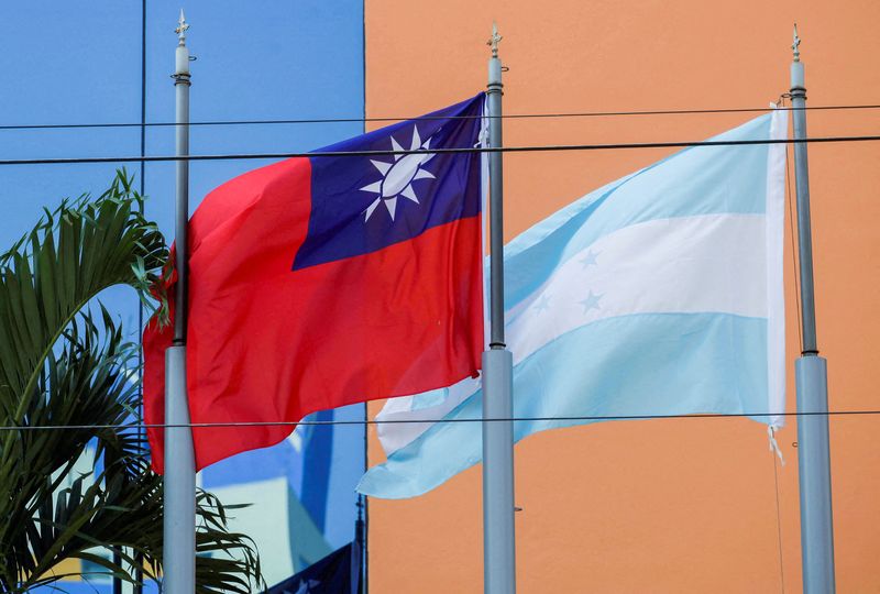 &copy; Reuters. FOTO DE ARCHIVO: Las banderas de Taiwán y Honduras ondean al viento frente a la Embajada de Taiwán en Tegucigalpa, Honduras. 15 de marzo, 2023. REUTERS/Fredy Rodriguez/Archivo