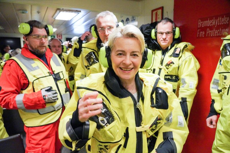 &copy; Reuters. Ursula von der Leyen et Jens Stoltenberg visitent une plateforme pétrolière en mer du Nord, en Norvège. /Photo prise le 17 mars 2023/REUTERS/NTB/Ole Berg-Rusten 