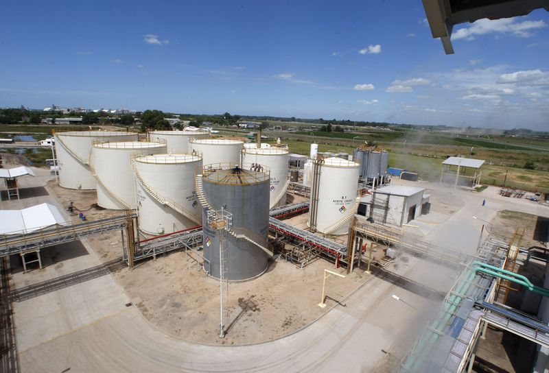 © Reuters. Tanques de biodiesel em fábrica
26/10/2010
REUTERS/Enrique Marcarian