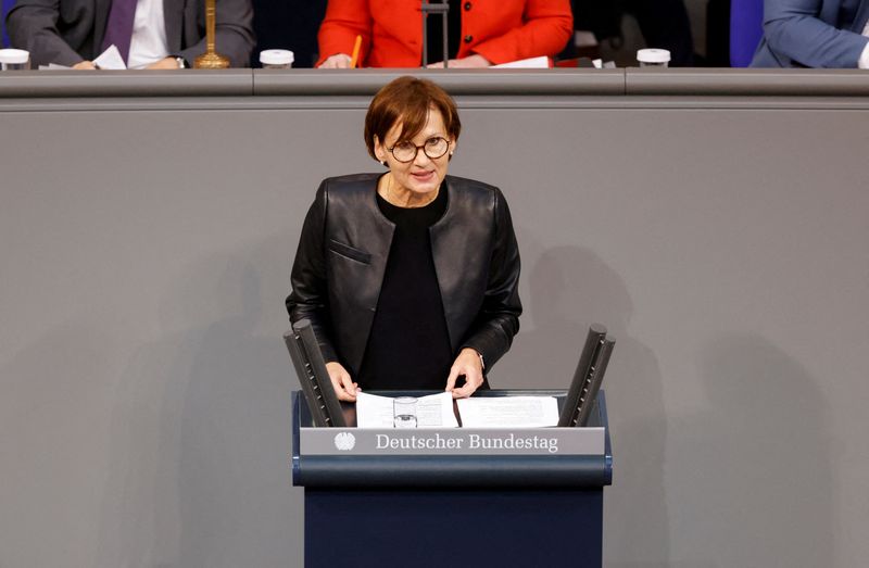 &copy; Reuters. FOTO DE ARCHIVO: La ministra de Educación e Investigación alemana, Bettina Stark-Watzinger, pronuncia un discurso durante una sesión en la sala de plenos de la Cámara baja del Parlamento alemán o Bundestag, en Berlín, Alemania. 1 de diciembre, 2022.