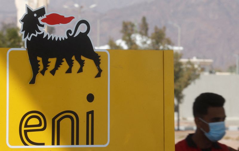 &copy; Reuters. Un uomo con indosso una mascherina cammina vicino all'insegna di Eni presso una stazione di servizio a Sharm el-Sheikh, Egitto, 6 febbraio 2021. REUTERS/Amr Abdallah Dalsh/Foto d'archivio