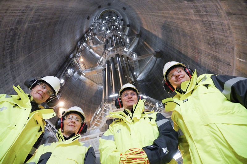 &copy; Reuters. A presidente da Comissão Europeia, Ursula von der Leyen, o primeiro-ministro da Noruega, Jonas Gahr Stoere, o secretário-geral da OTAN, Jens Stoltenberg, e o CEO da Equinor, Anders Opedal, visitam a plataforma de gás Troll A operada pela Equinor, no Ma