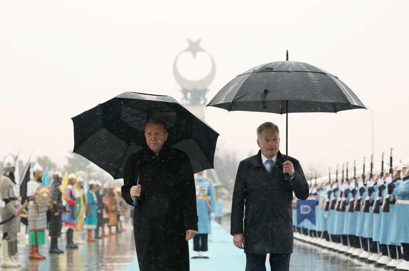 &copy; Reuters. Le président turc Recep Tayyip Erdogan et le président finlandais Sauli Niinisto passent en revue une garde d'honneur lors d'une cérémonie de bienvenue à Ankara, Turquie. /Photo prise le 17 mars 2023/REUTERS/Murat Cetinmuhurdar