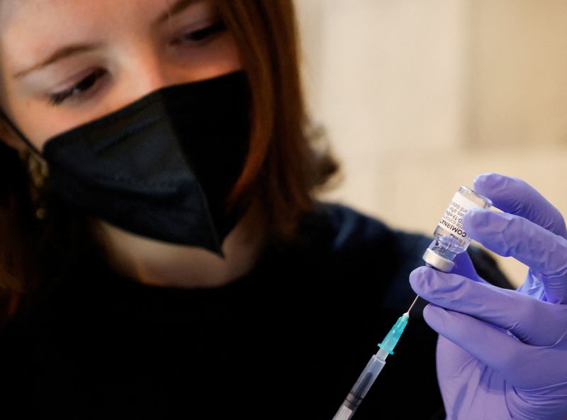 &copy; Reuters. Un volontaire prépare une seringue contenant une dose de Comirnaty, le vaccin de Pfizer-BioNTech contre le coronavirus (COVID-19), dans un centre de vaccination situé dans la cathédrale Saint-Étienne, à Vienne, en Autriche. /Photo prise le 5 février