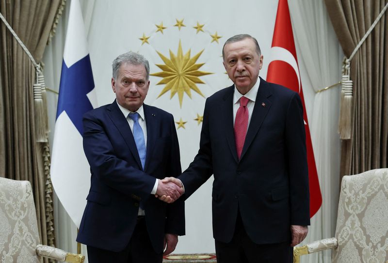 &copy; Reuters. Presidentes da Turquia, Tayyip Erdogan, e da Finlândia, Sauli Niinisto, se cumprimentam em Ancara
17/03/2023
Murat Cetinmuhurdar/Gabinete de Imprensa da Presidência/Divulgação via REUTERS