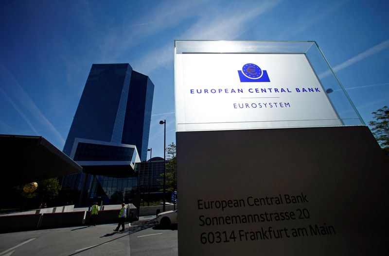 &copy; Reuters. 欧州中央銀行（ＥＣＢ）理事会内でタカ派とされるカジミール・スロバキア中銀総裁とシムカス・リトアニア中銀総裁は１７日、銀行部門の混乱が続く中でもＥＣＢは利上げを継続する必要