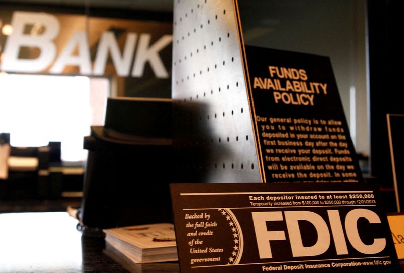 &copy; Reuters. Des panneaux expliquant la Federal Deposit Insurance Corporation (FDIC) et d'autres politiques bancaires sont affichés sur le comptoir d'une banque à Westminster, Colorado. /Photo d'archive/REUTERS/Rick Wilking