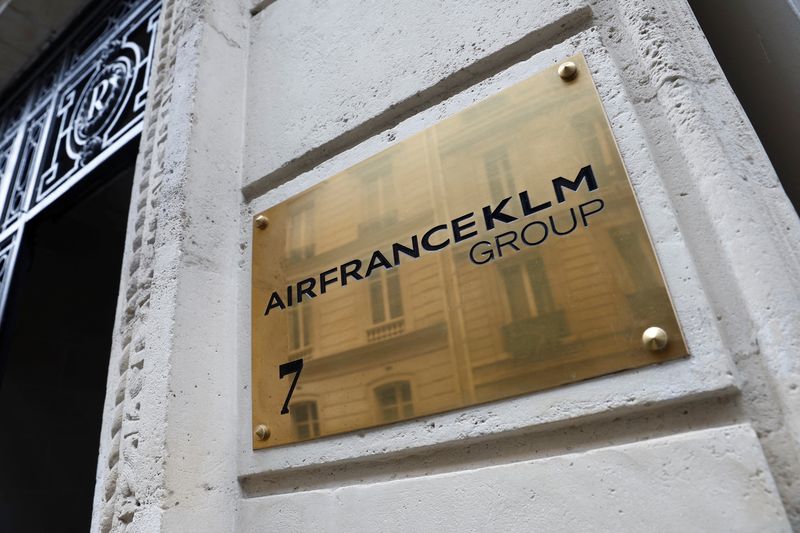 &copy; Reuters. Un logo est vu sur la façade du bâtiment d'Air France-KLM lors de la présentation des résultats annuels du groupe à Paris, France. /Photo prise le 17 février 2023/REUTERS/Benoit Tessier