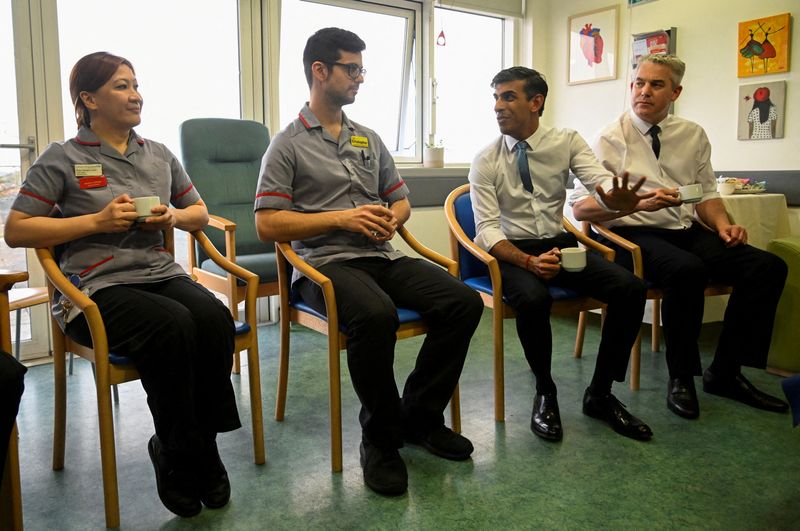 &copy; Reuters. British Prime Minister Rishi Sunak talk to staff at St George's hospital in London, Britain March 16, 2023. REUTERS/Toby Melville/Pool/File Photo