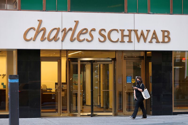 &copy; Reuters. FILE PHOTO: A view of the Charles Schwab office location in Manhattan, New York, U.S., November 15, 2021. REUTERS/Andrew Kelly