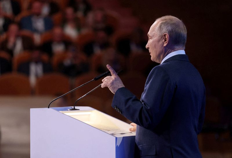 &copy; Reuters. Le président russe Vladimir Poutine prononce un discours lors d'un forum de l'Union russe des industriels et des entrepreneurs (RSPP) à Moscou, Russie. /Photo prise le 16 mars 2023/REUTERS/Mikhail Metzel