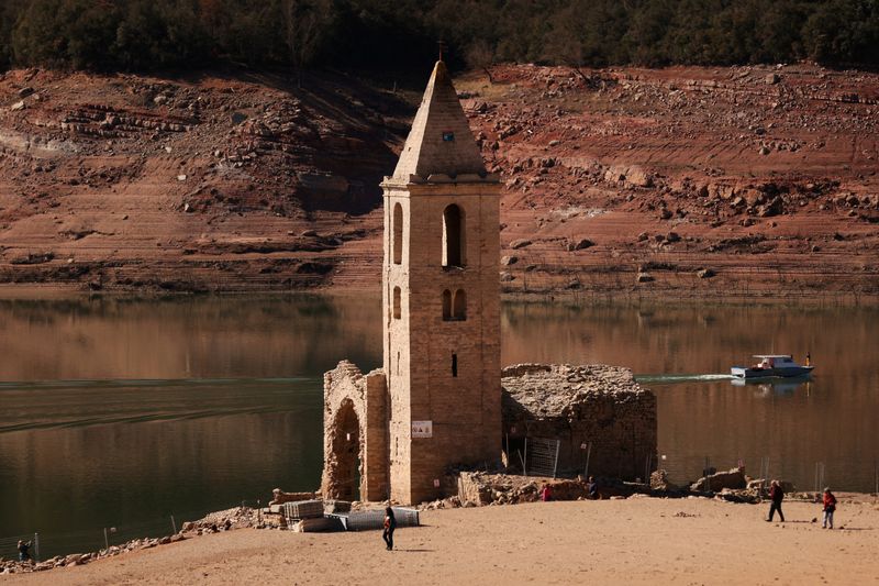 &copy; Reuters. Torre de igreja ressurge após reservatório secar na Espanha
15/03/2023
REUTERS/Nacho Doce