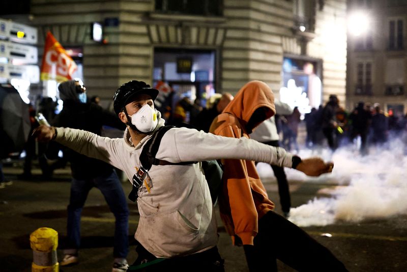 © Reuters. Manifestante lança projétil em meio a confrontos, em Nantes, durante um protesto depois que a primeira-ministra francesa, Elisabeth Borne, avançou com a aprovação do projeto de reforma da Previdência na Assembleia Nacional sem votação dos parlamentares
16/03/2023
REUTERS/Stephane Mahe