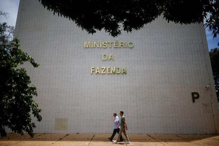 &copy; Reuters. FOTO DE ARCHIVO REFERENCIAL. Personas caminan frente al Ministerio de Hacienda, en Brasilia, Brasil. Febrero 14, 2023. REUTERS/Adriano Machado