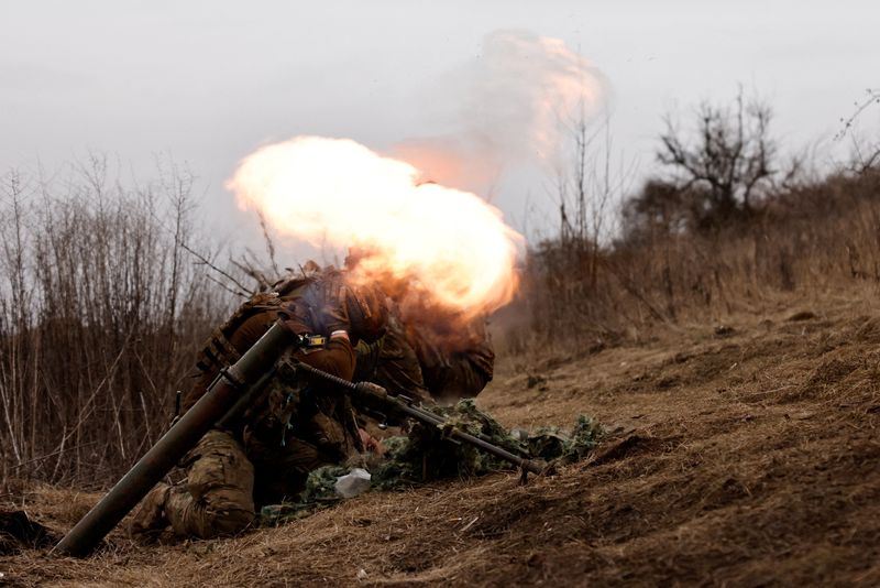 &copy; Reuters. ウクライナのシルスキー陸軍司令官は１７日、激しい戦闘が続いている東部ドネツク州の要衝バフムトについて、ロシア軍は完全包囲を狙い複数の方向からウクライナ軍の防衛線を突破しよ