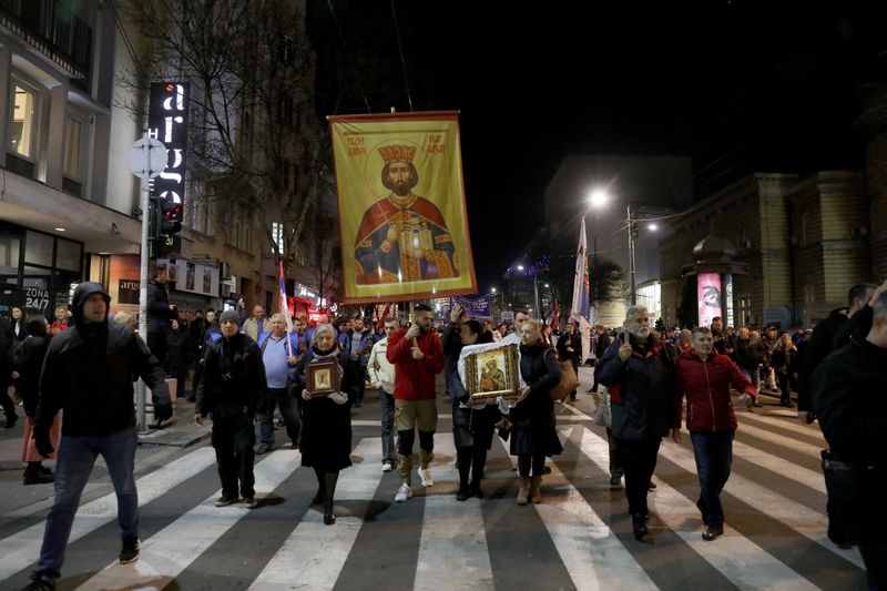 &copy; Reuters. Protesters shout slogans and hold signs during a demonstration against a Western-backed deal on normalizing ties between Kosovo and Serbia in Belgrade March 17, 2023. REUTERS/Djordje Kojadinovic