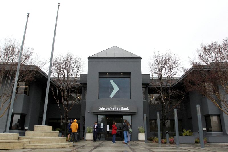 &copy; Reuters. FILE PHOTO: People gather outside of the Silicon Valley Bank (SVB) headquarters in Santa Clara, California, U.S. March 10, 2023. REUTERS/Nathan Frandino/File Photo