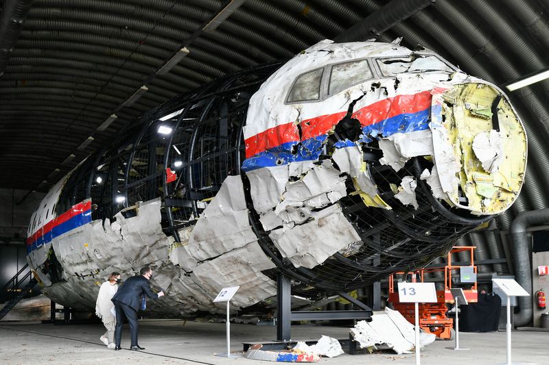 © Reuters. FILE PHOTO: Lawyers attend the judges' inspection of the reconstruction of the MH17 wreckage, as part of the murder trial ahead of the beginning of a critical stage, in Reijen, Netherlands, May 26, 2021. REUTERS/Piroschka van de Wouw/Pool/File Photo